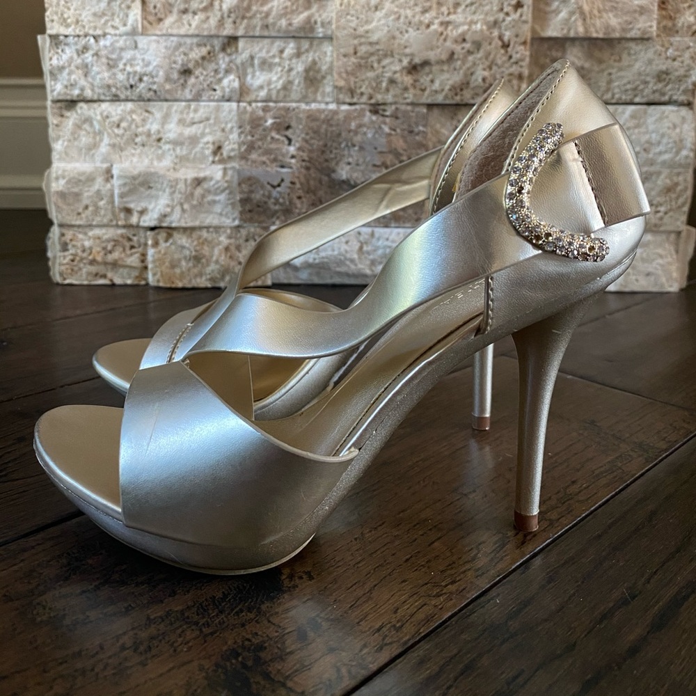 Gold heels - Picture 4 of 9